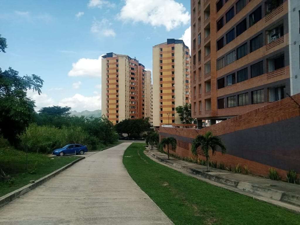 Terreno en Ciudad Jardin Mañongo, Valencia - 1