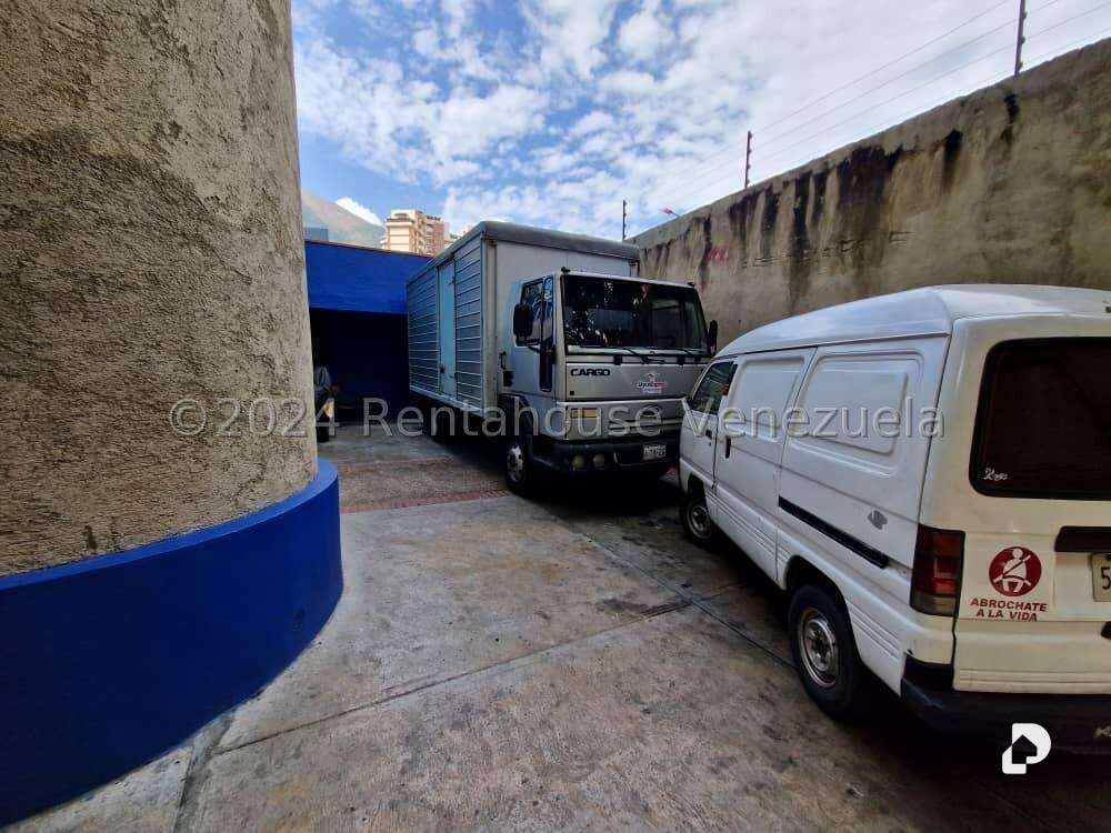 Building in Los Dos Caminos, Caracas – 4