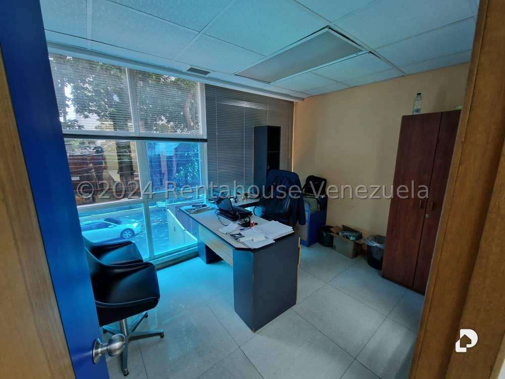 Building in Los Dos Caminos, Caracas – 24