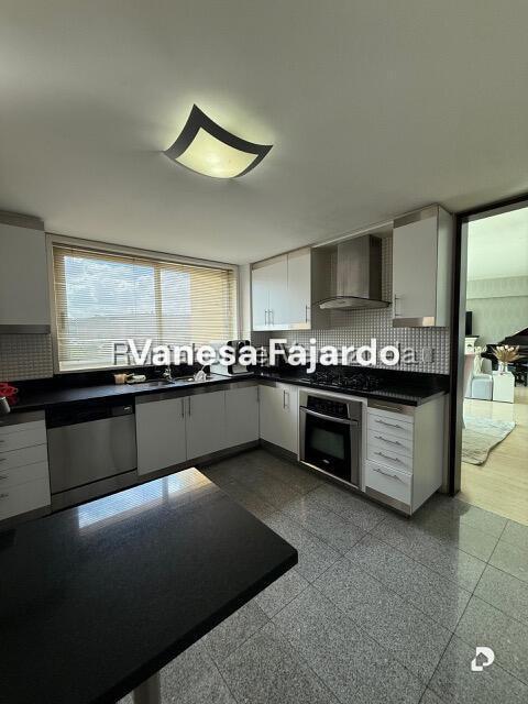 Apartamento en Las Mesetas de Santa Rosa de Lima, Caracas – 2