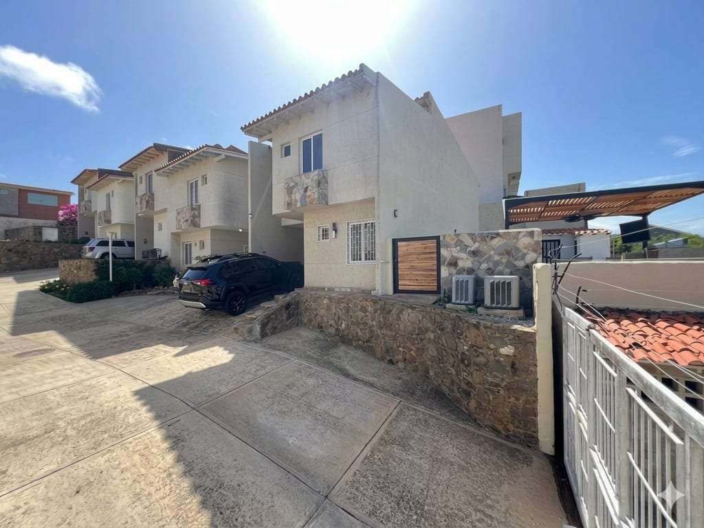 Townhouse in Urb Playa El Angel, Porlamar - 1
