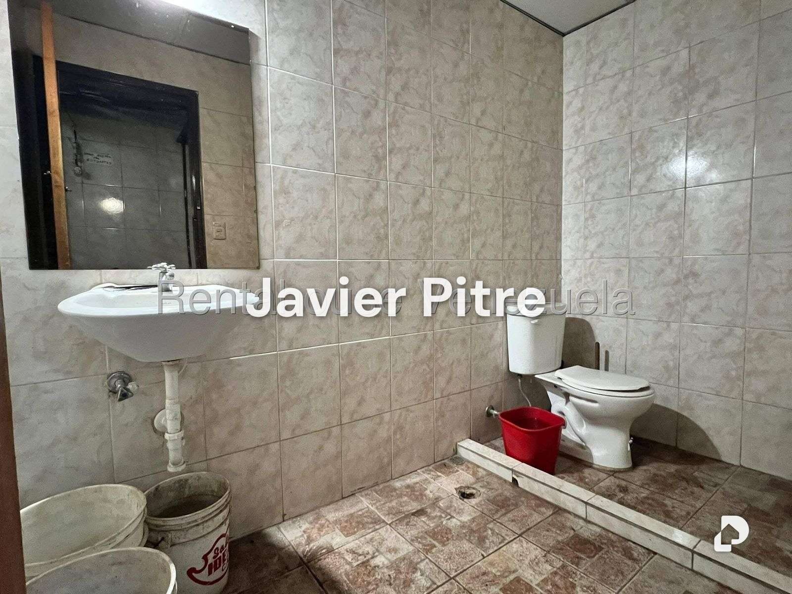 Local comercial en La Urbina, Caracas – 12