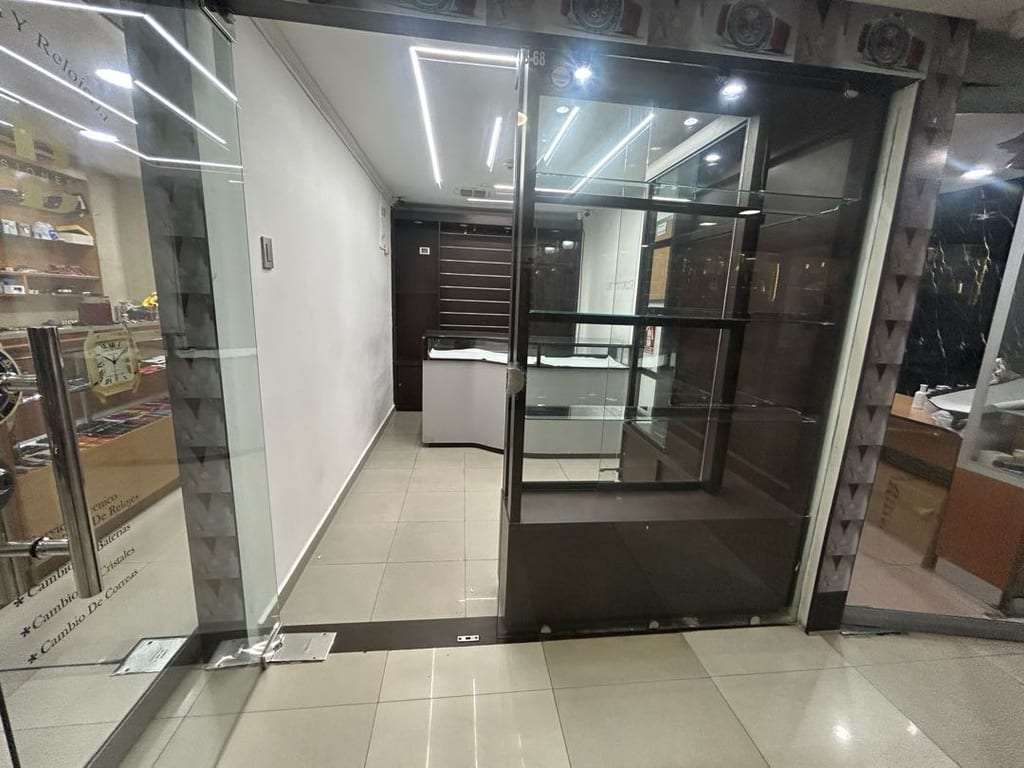 Local comercial en Av. Bolívar Norte, Valencia - 1