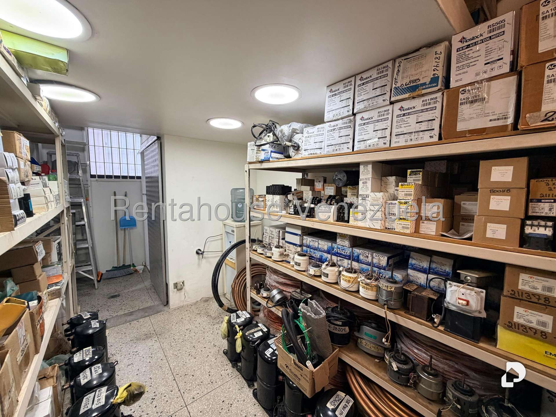 Local comercial en Los Palos Grandes, Caracas – 11