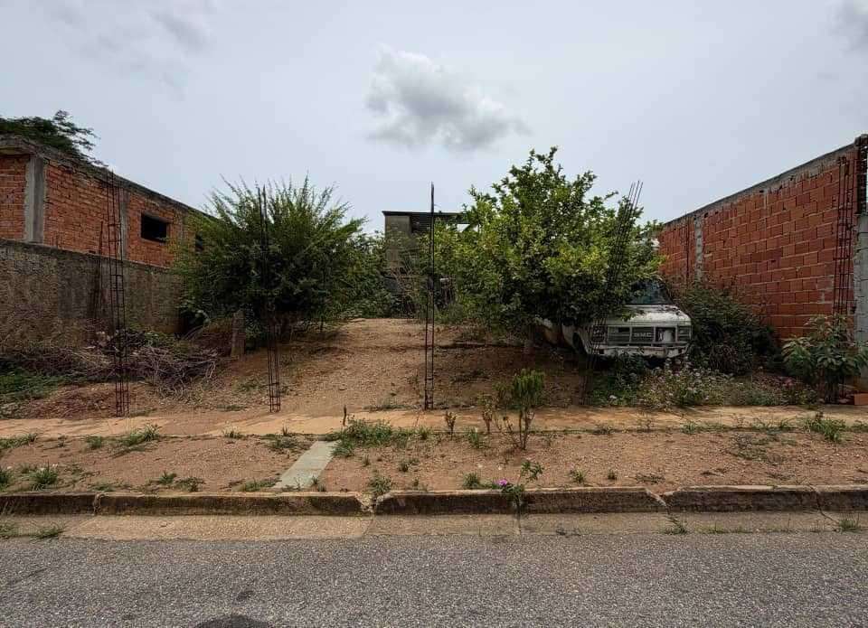 Terreno en Ciudad Jardin Mañongo, Valencia - 1
