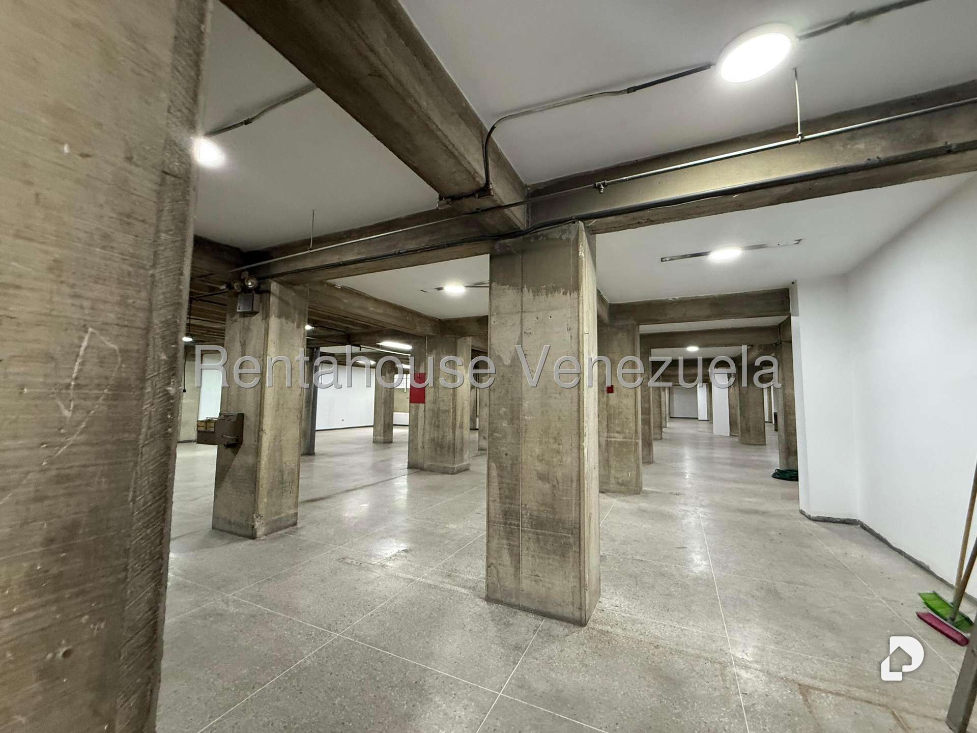 Local comercial en Parroquia La Candelaria, Caracas – 13