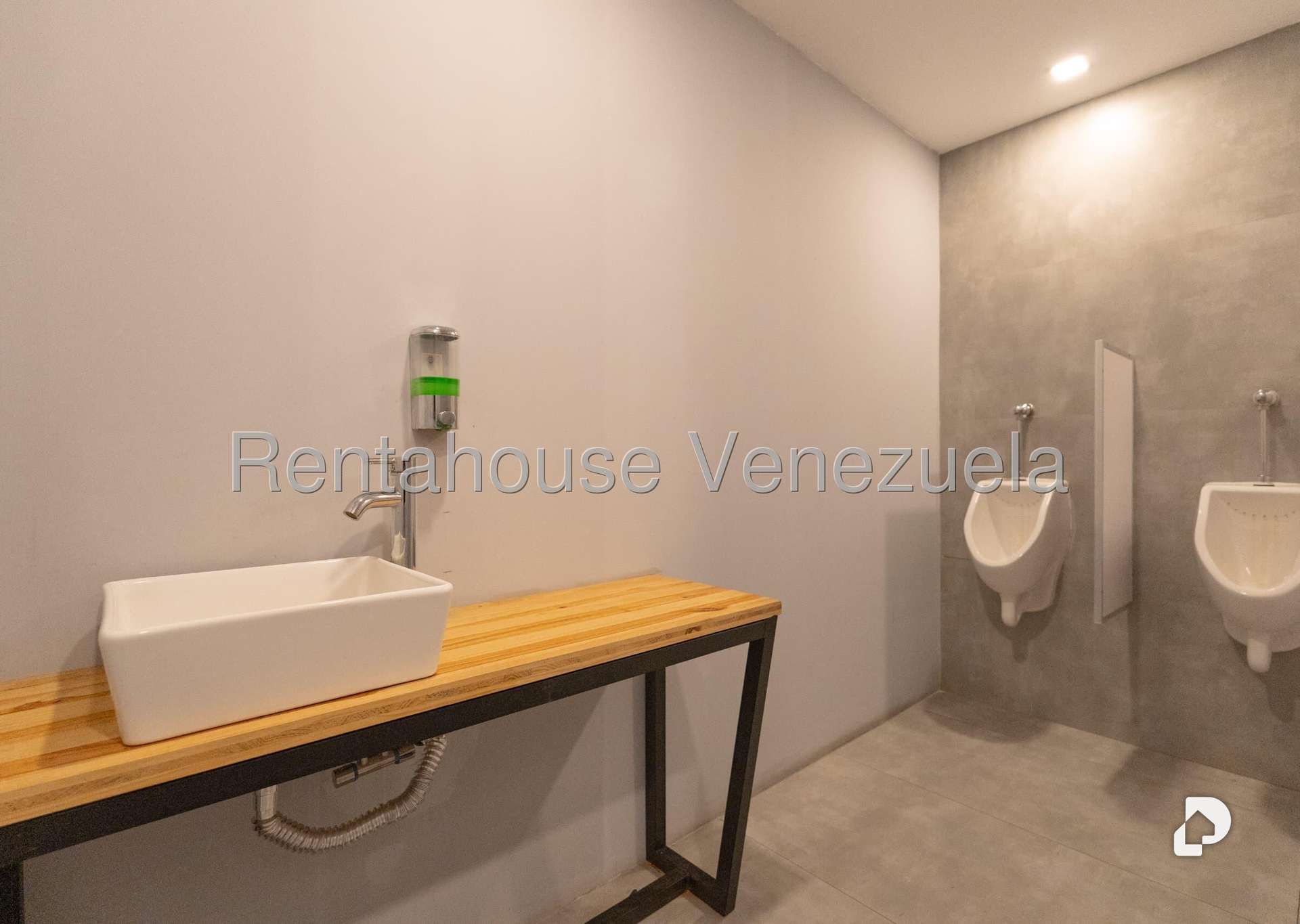 Local comercial en El Hatillo, Caracas – 24