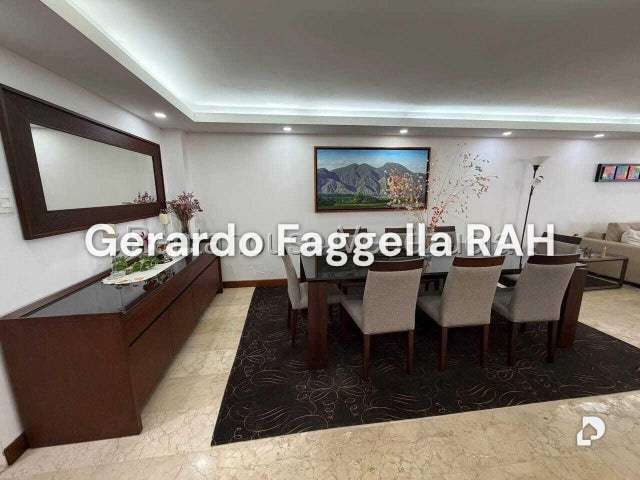 Casa en Alto Prado, Caracas – 26