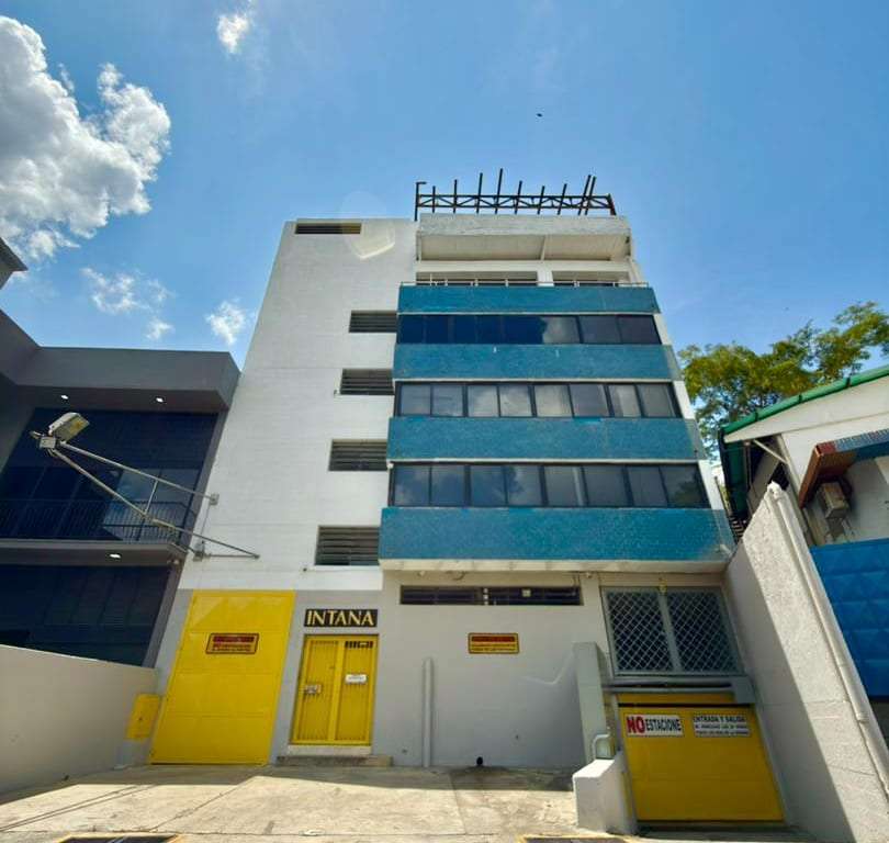Building in Prados del Este, Caracas - 1