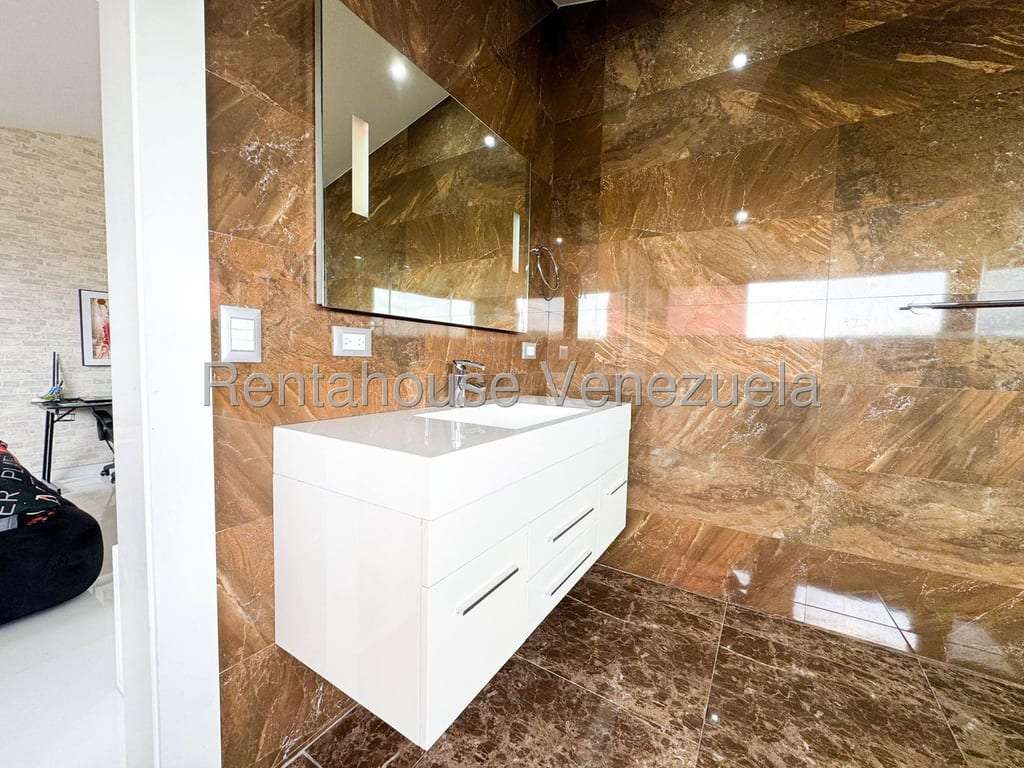 Apartamento en Las Mesetas de Santa Rosa de Lima, Caracas