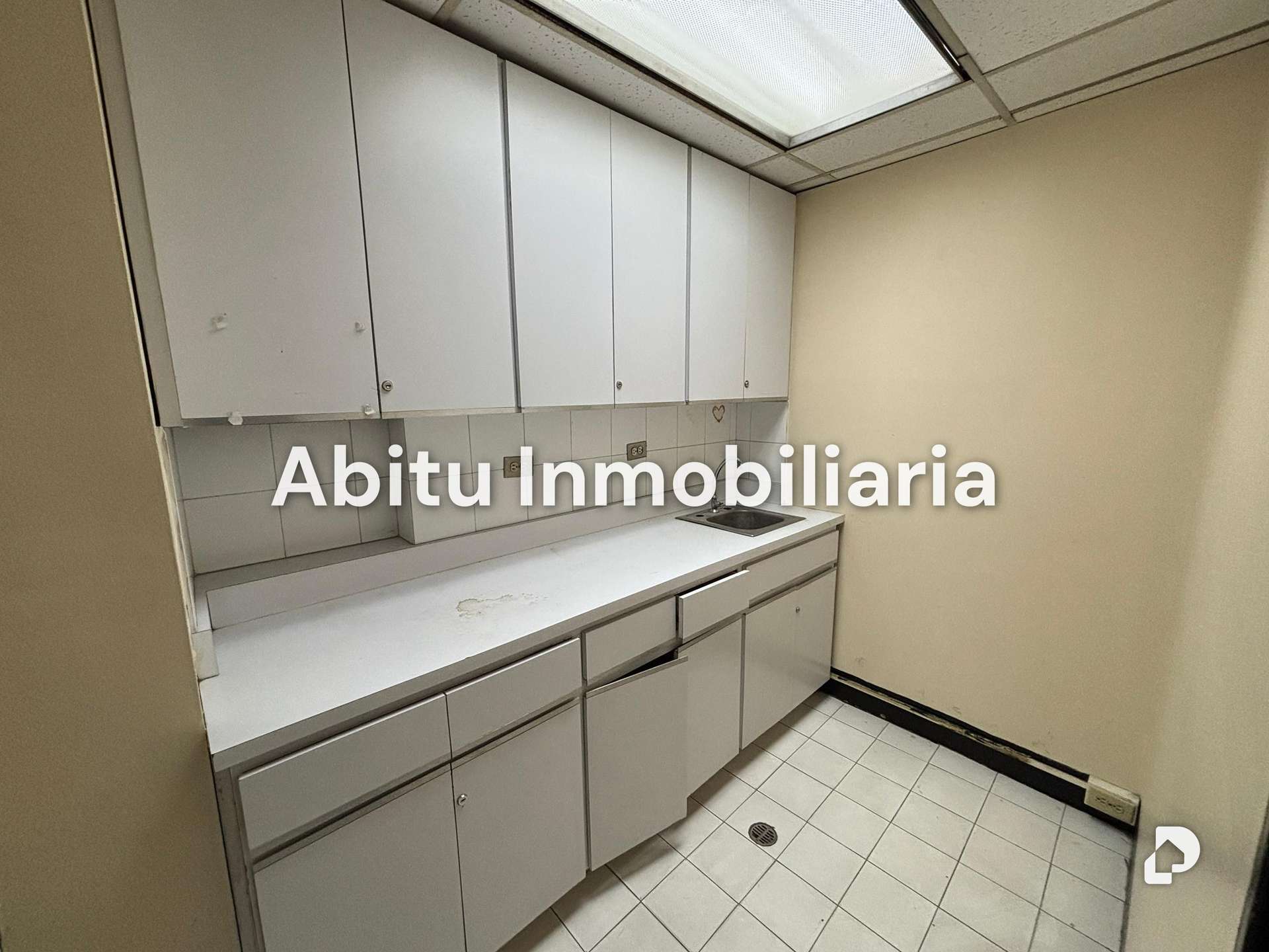 Oficina en La Castellana, Caracas – 14