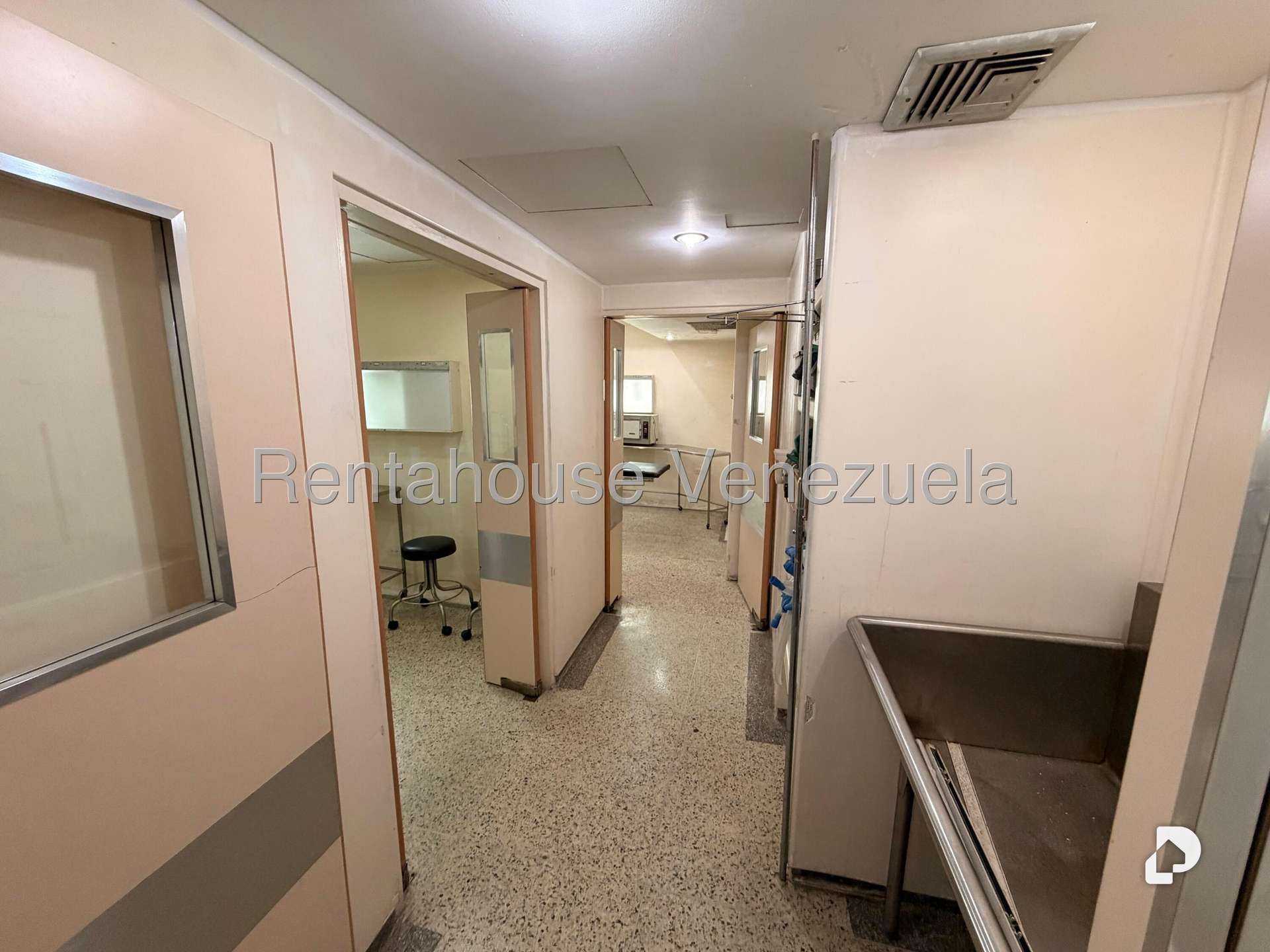 Local comercial en Bello Monte, Caracas – 30