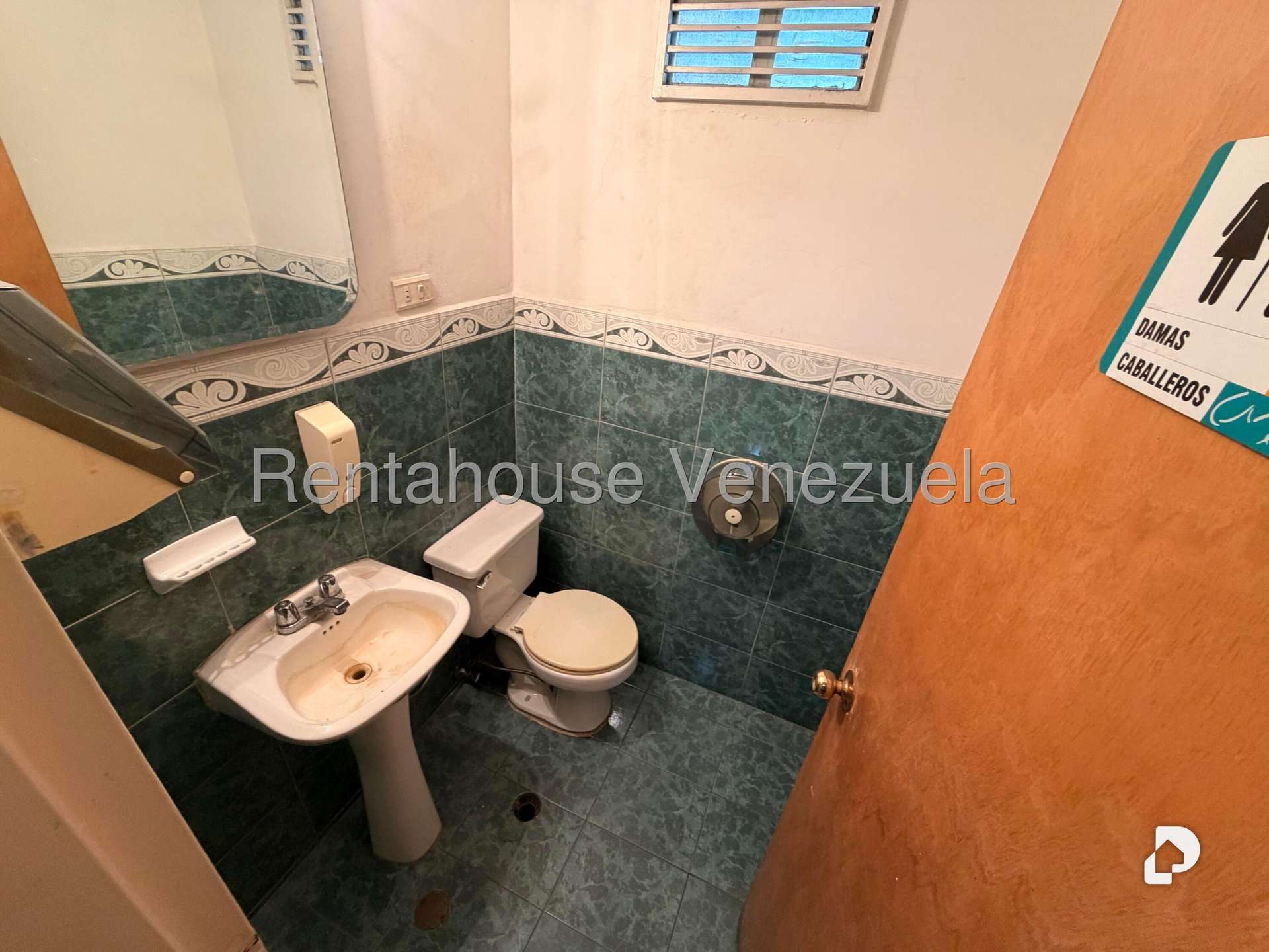 Local comercial en Bello Monte, Caracas – 17