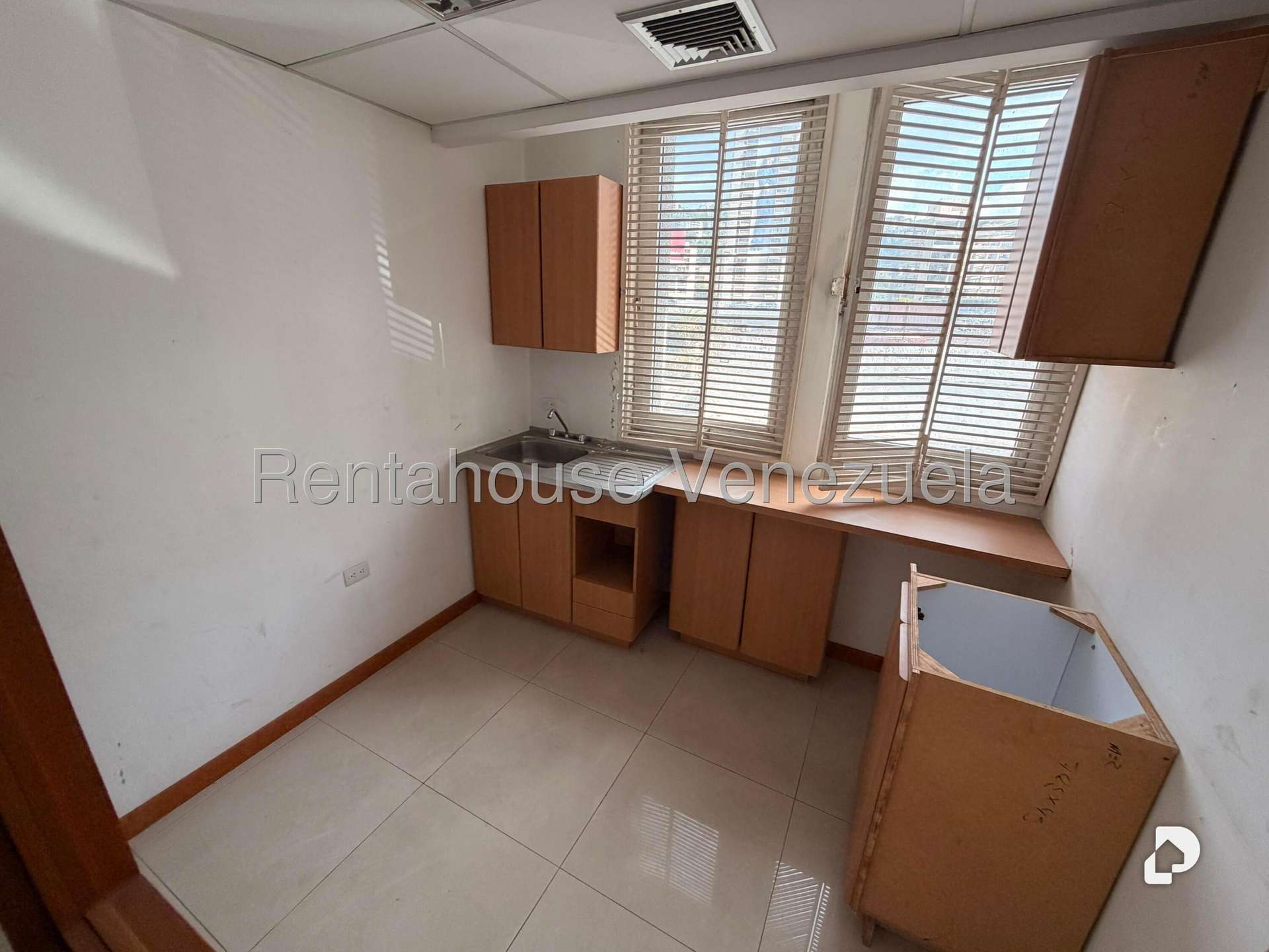 Local comercial en Bello Monte, Caracas – 23