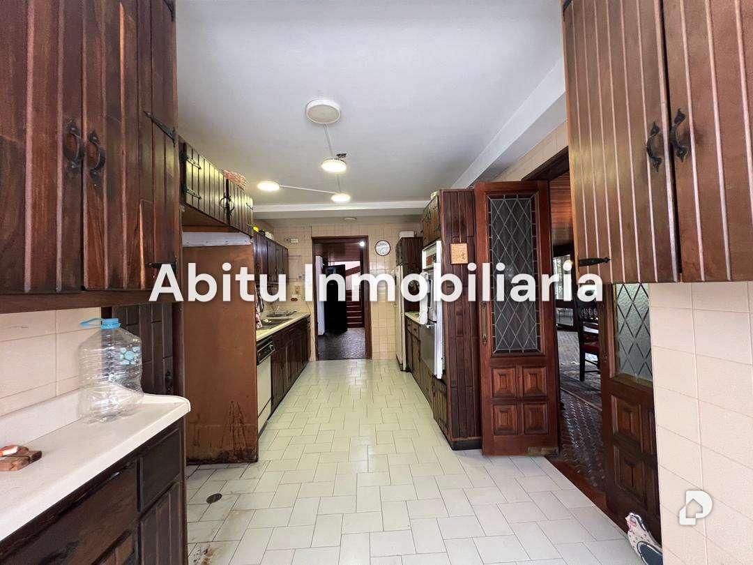 Building in Las Mercedes, Caracas – 16