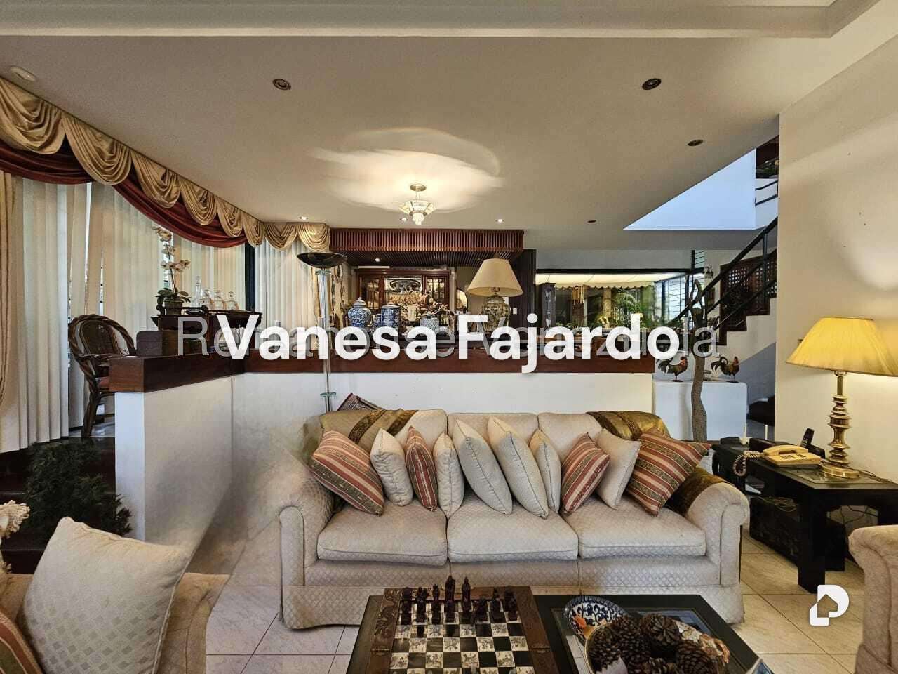Casa en Alto Prado, Caracas – 19