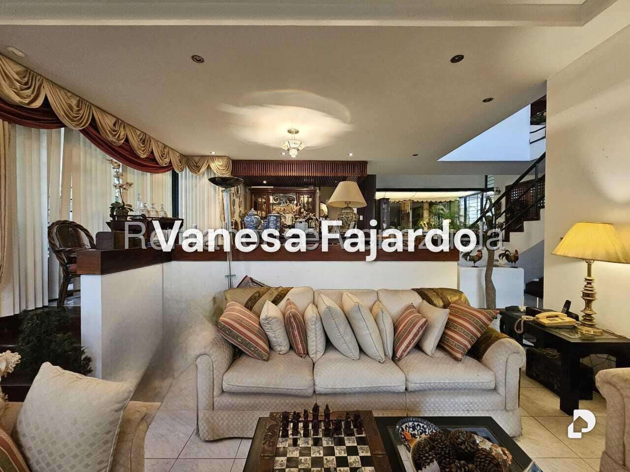 Casa en Alto Prado, Caracas – 16
