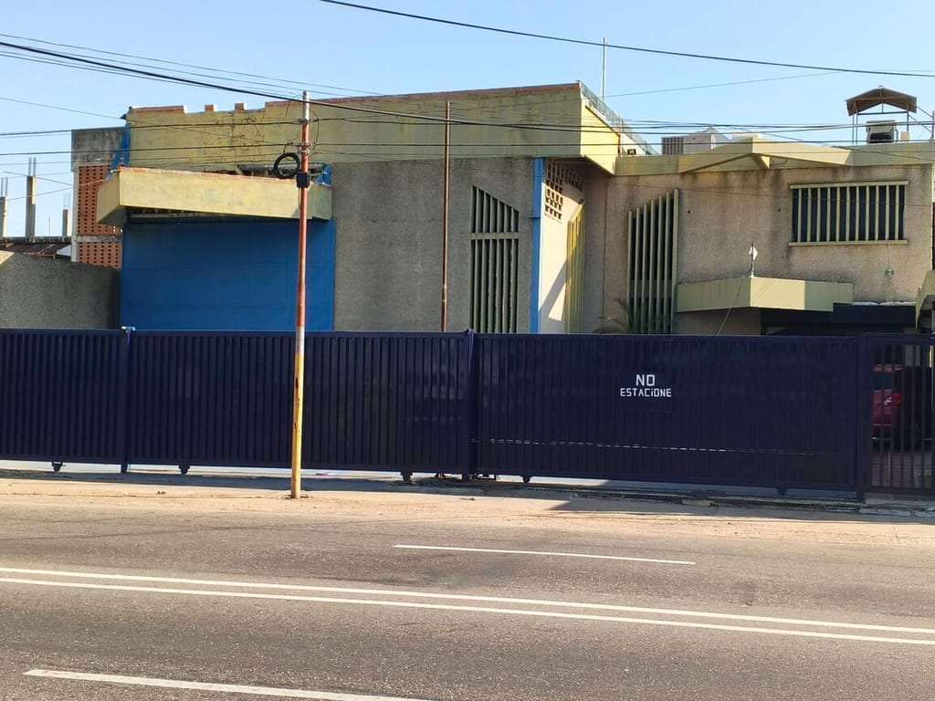 Galpón en Avenida Cecilio Acosta, Maracaibo - 1