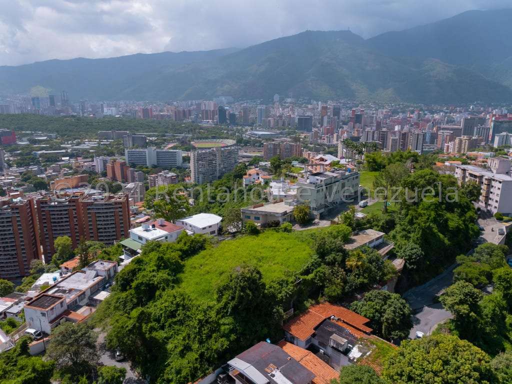 Terreno en Colinas de Los Chaguaramos, Caracas - 1