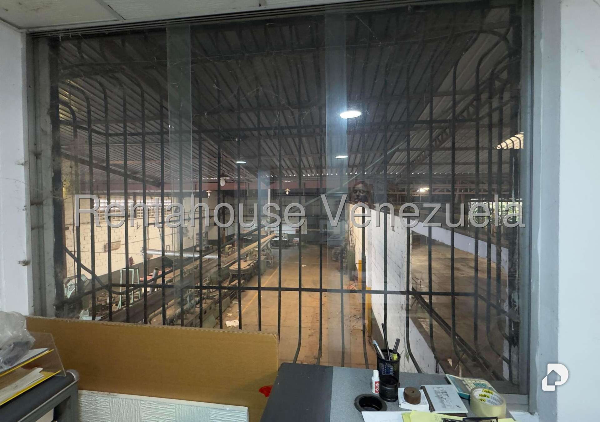 Local comercial en Parque Caiza, Caracas – 28