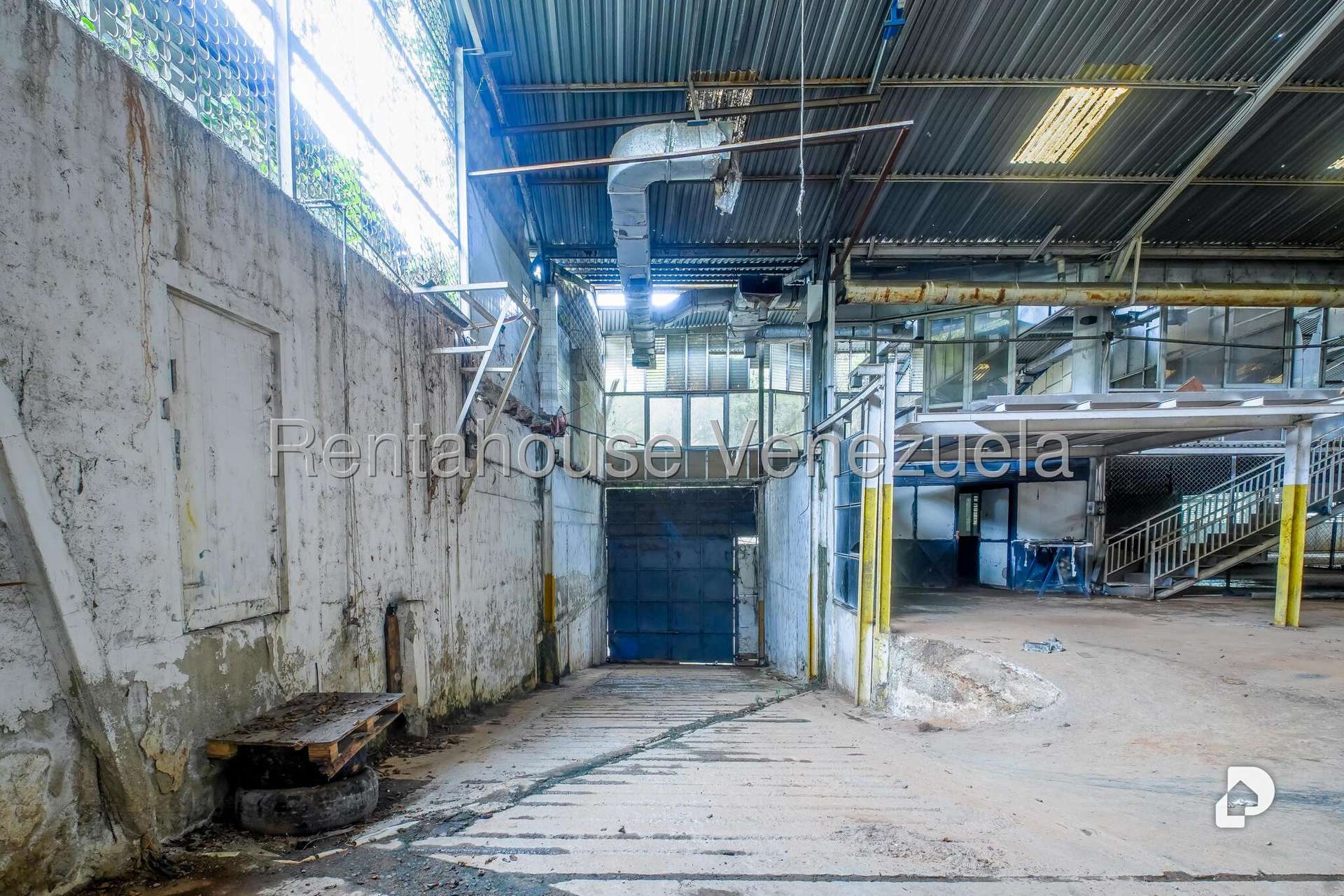 Local comercial en Parque Caiza, Caracas – 26