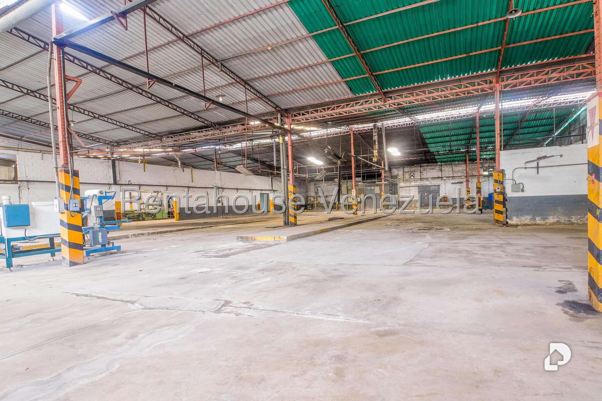 Local comercial en Parque Caiza, Caracas – 16