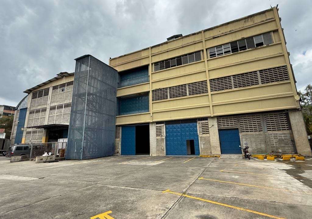Warehouse in Guarenas - 1