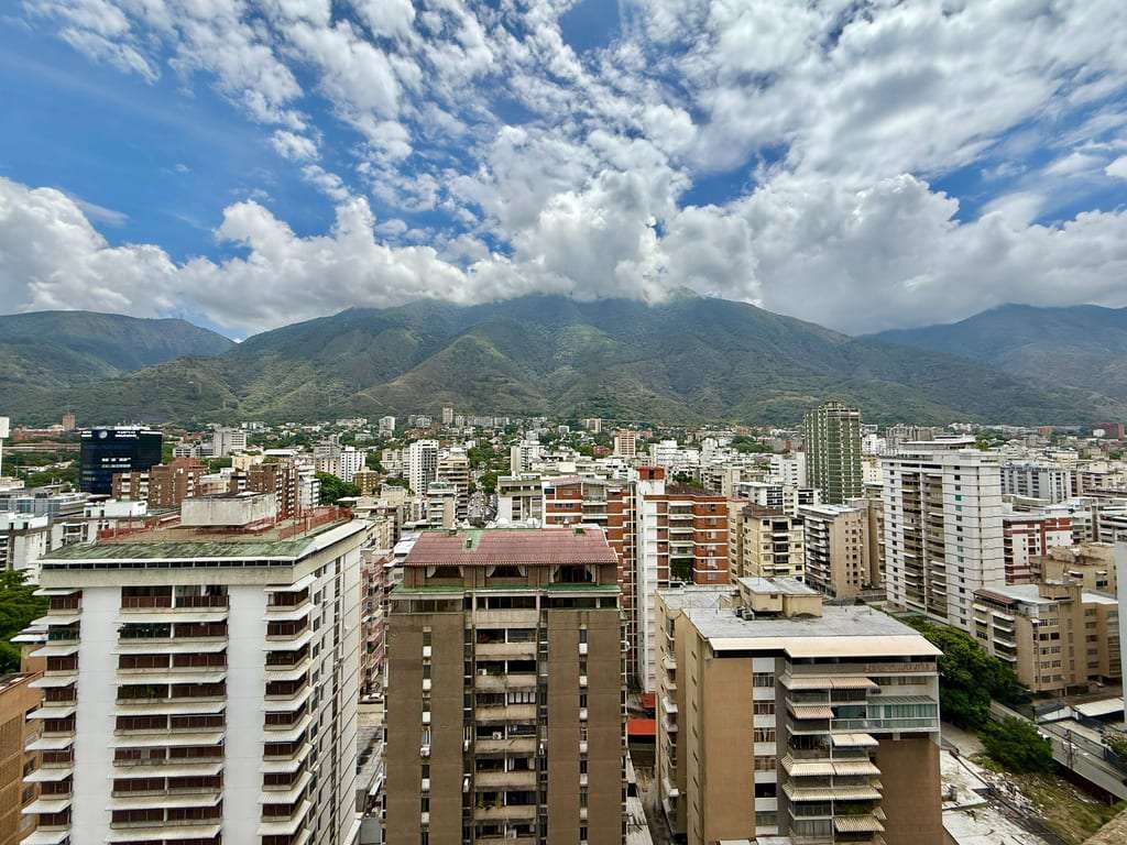 Oficina en Los Palos Grandes, Caracas - 1