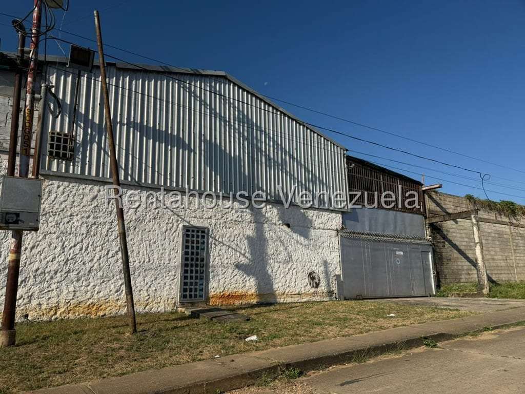 Galpón en Lizandro Alvarado, Valencia - 1