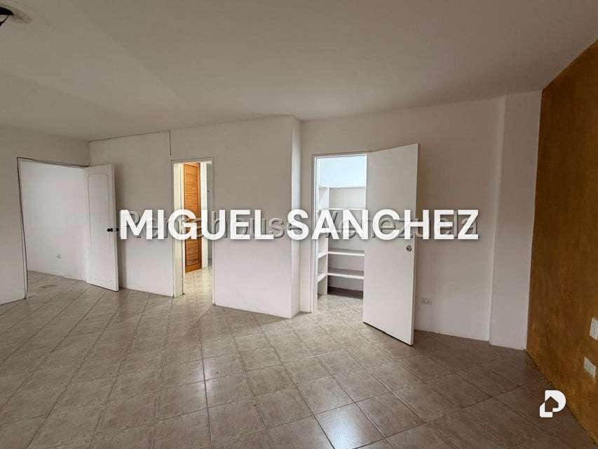 Apartamento en La Esmeralda, Caracas – 11