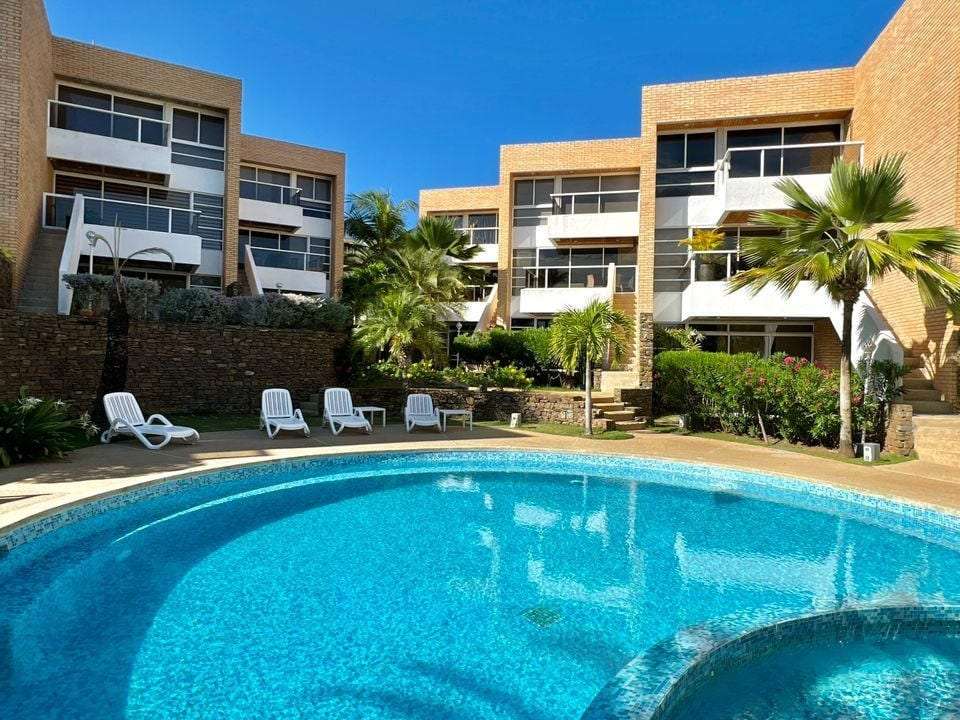 Townhouse en Puerto Moreno, Porlamar - 1
