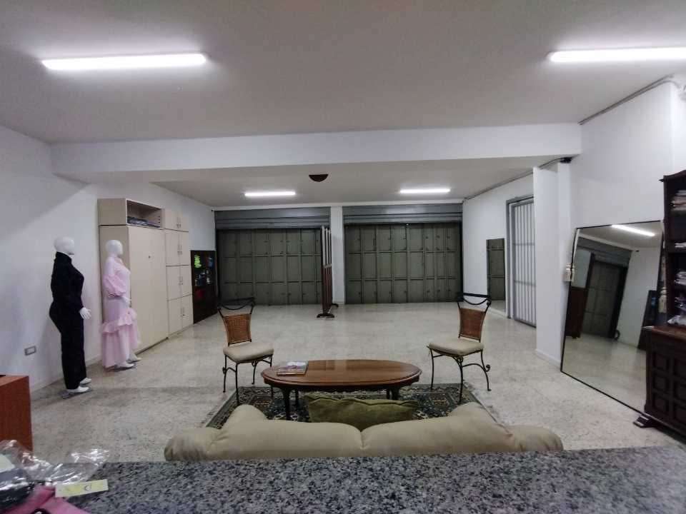 Local comercial en Av. Baralt, Caracas - 1