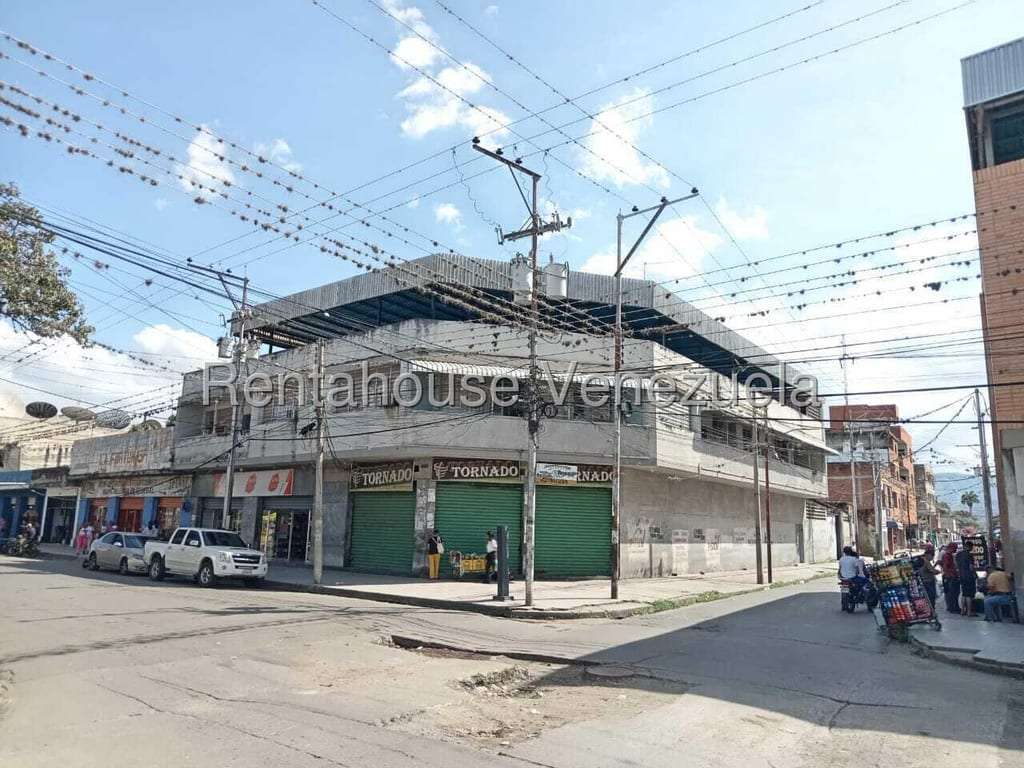 Edificio en Av. Bolívar, Güigüe - 1