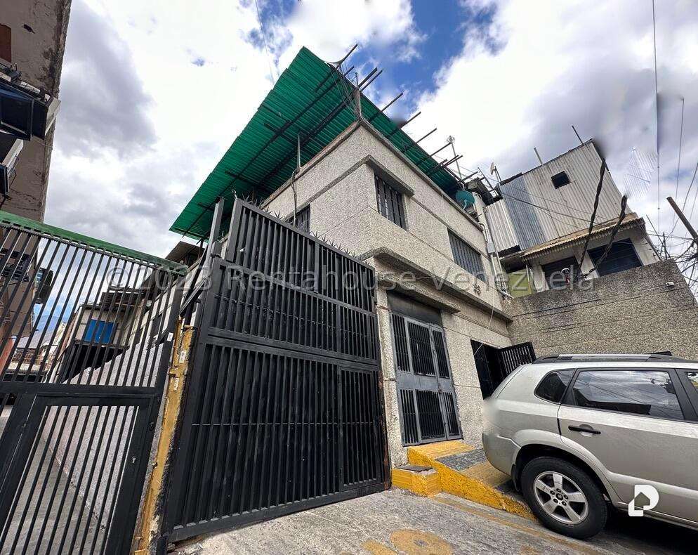 Building in Boleíta Sur, Caracas – 1