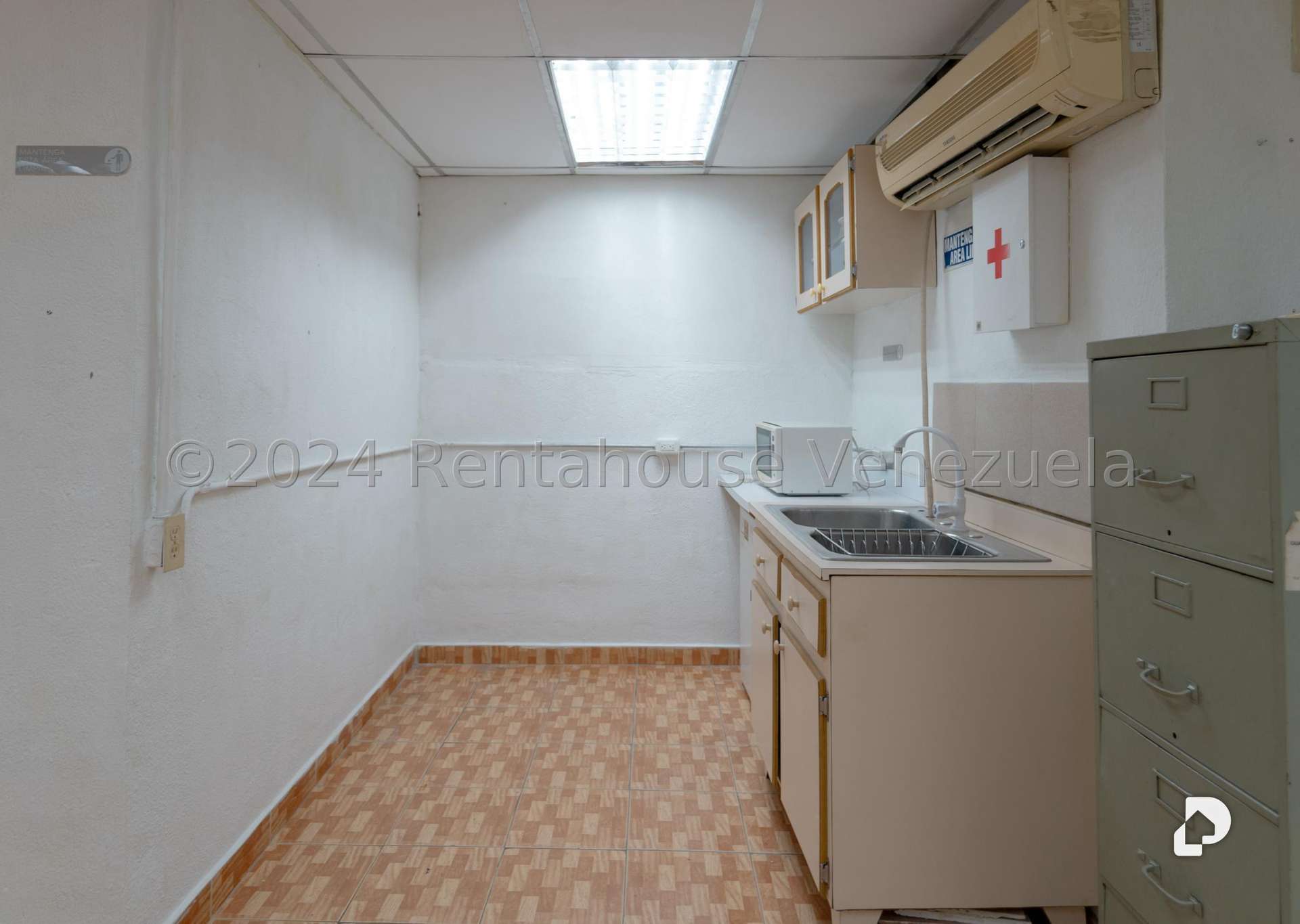 Local comercial en Parroquia La Candelaria, Caracas – 17