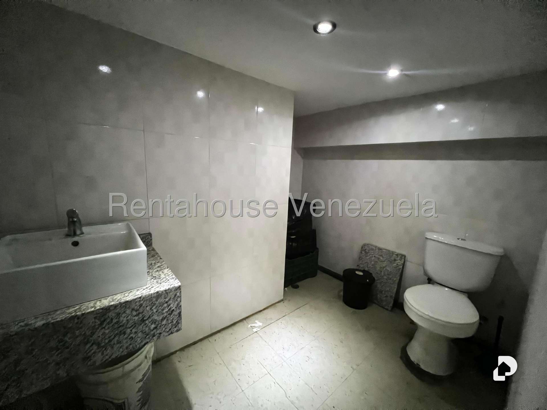 Local comercial en Parroquia La Candelaria, Caracas – 15
