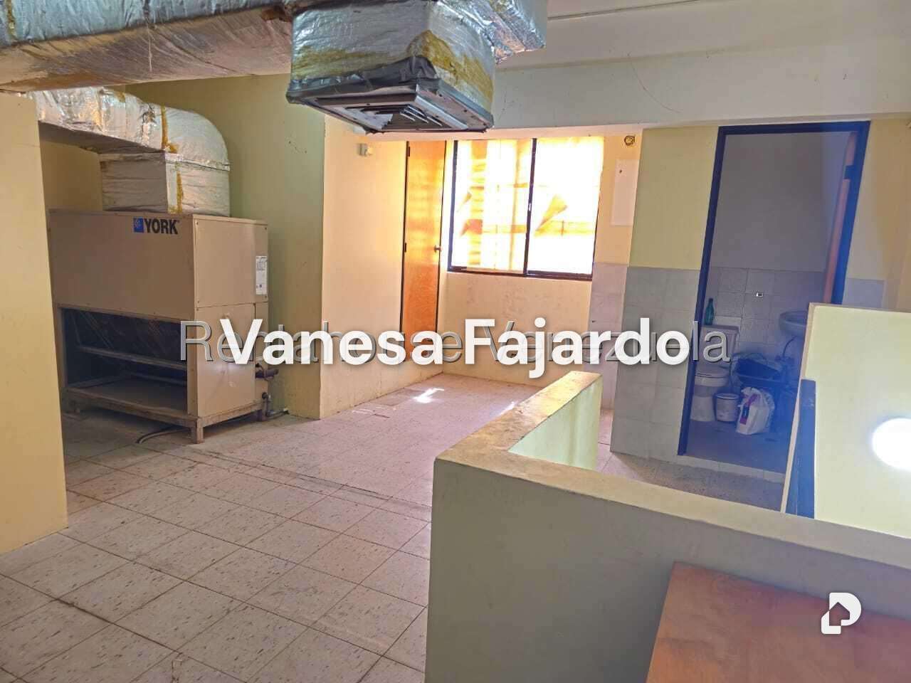 Local comercial en El Paraíso, Caracas – 12