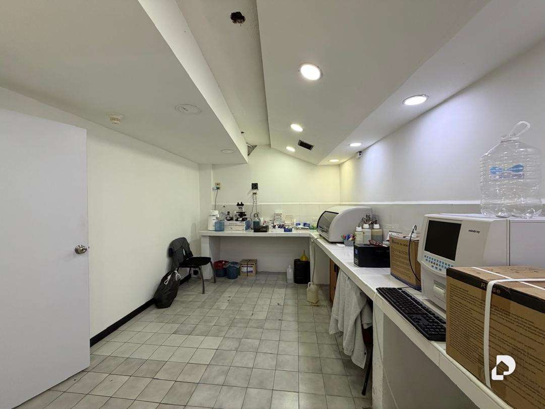 Local comercial en Bello Monte, Caracas – 18