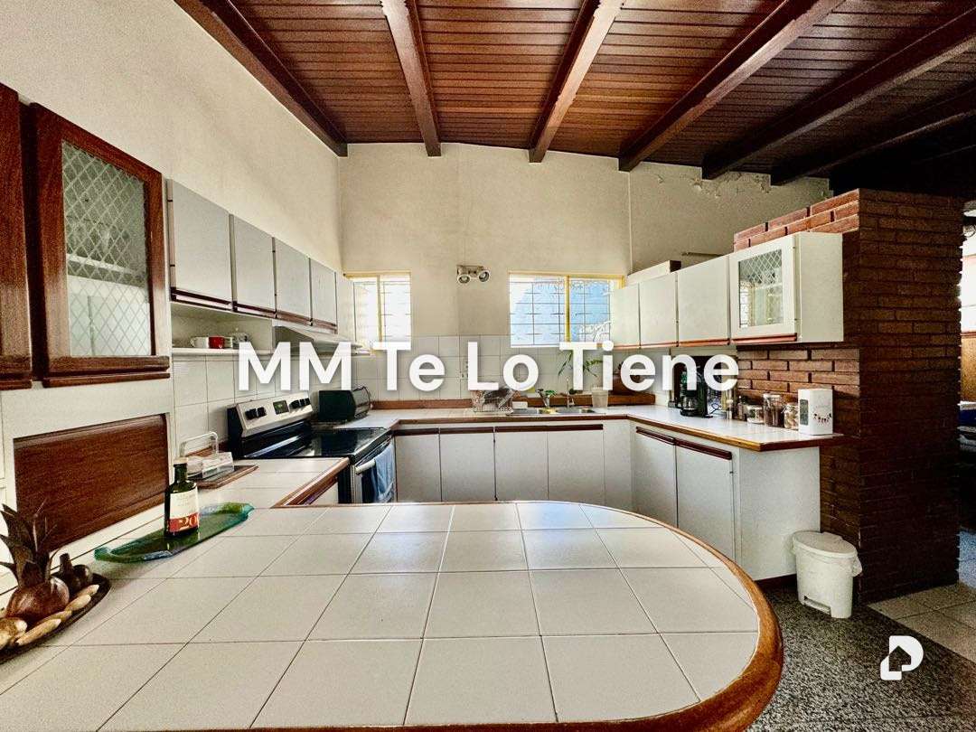 House in La Floresta, Caracas – 12
