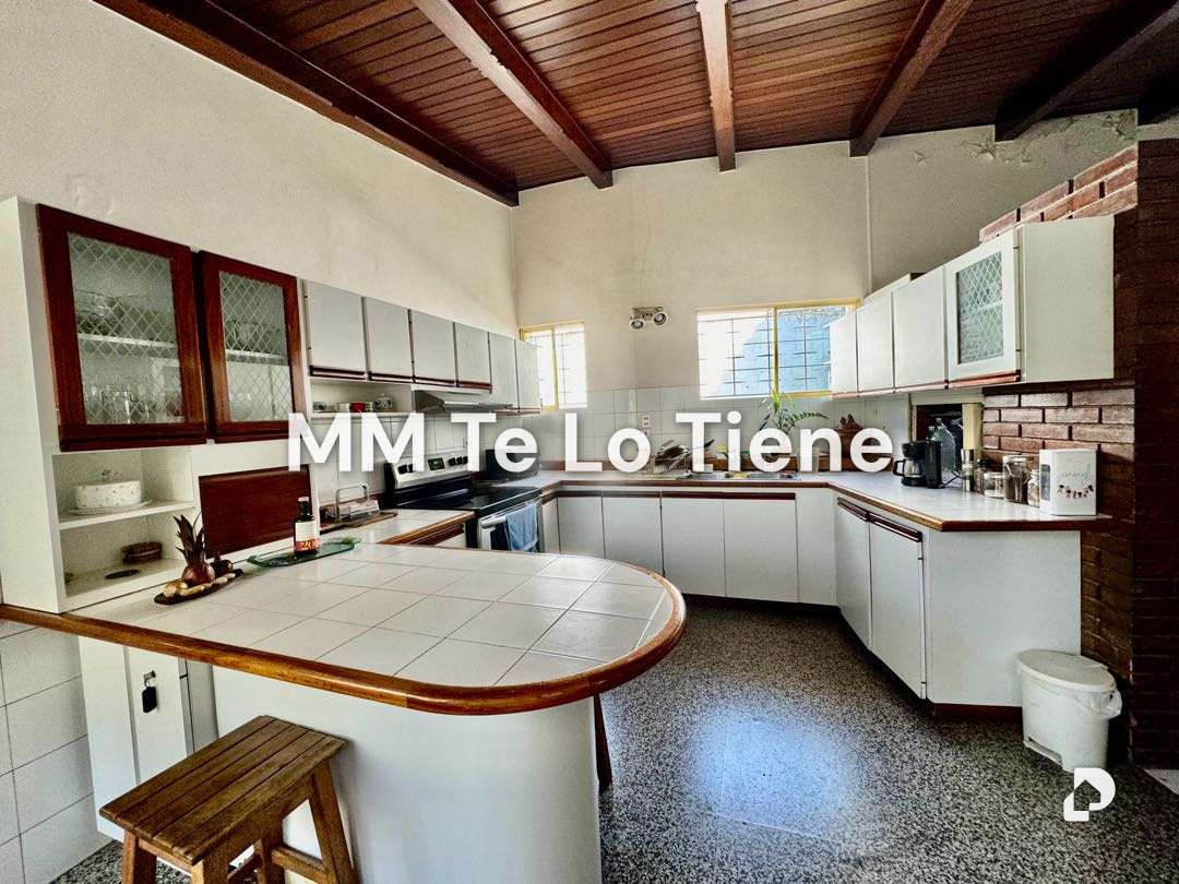 House in La Floresta, Caracas – 11