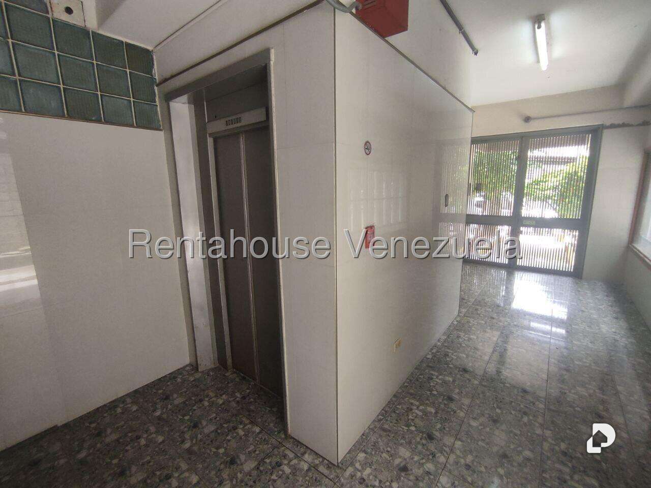 Local comercial en Palo Verde, Caracas – 24