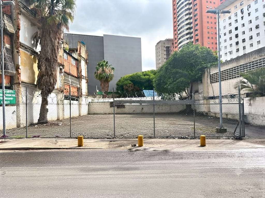 Terreno en Plaza Venezuela, Caracas - 1