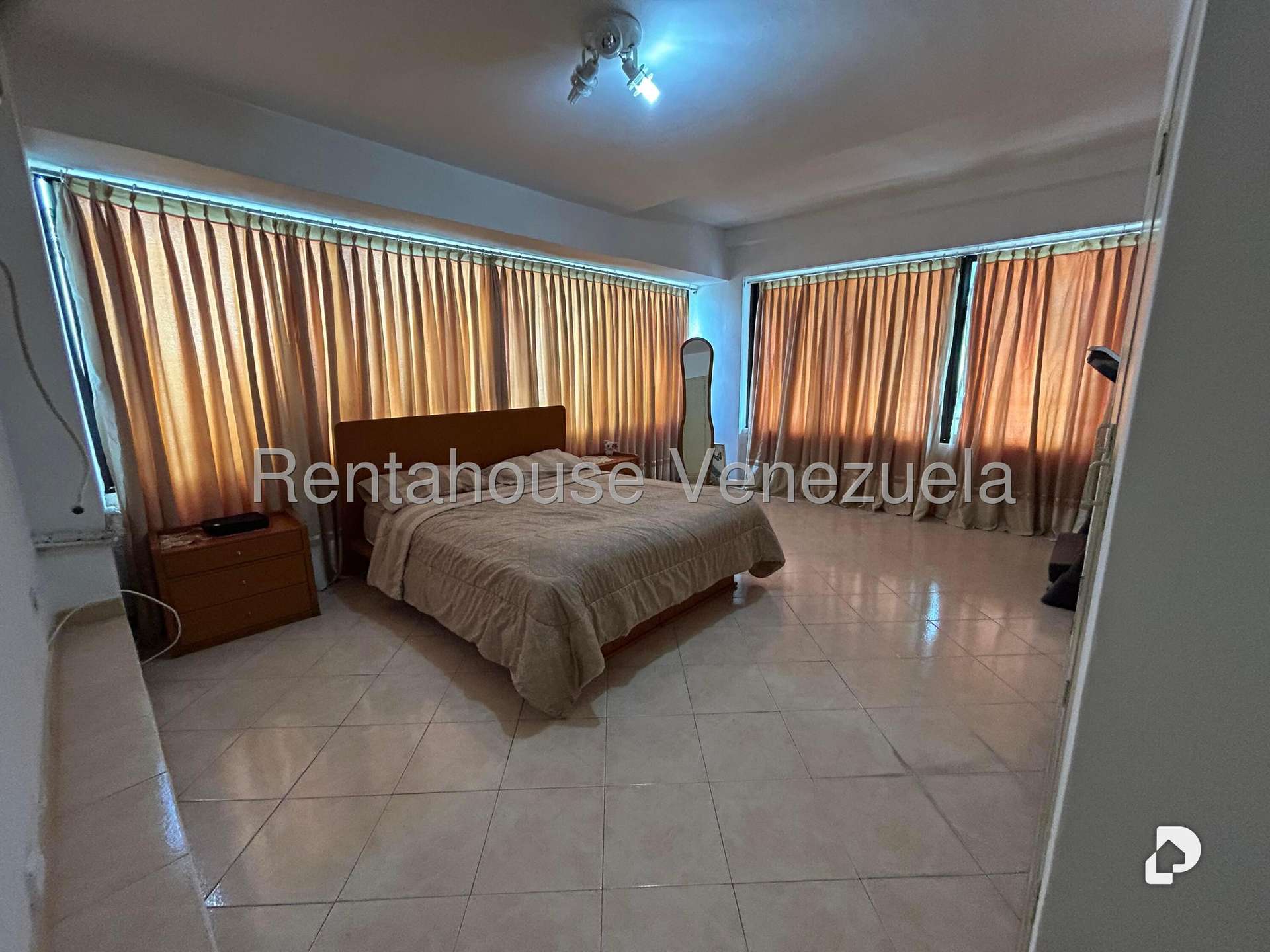 Apartamento en Los Palos Grandes, Caracas – 16