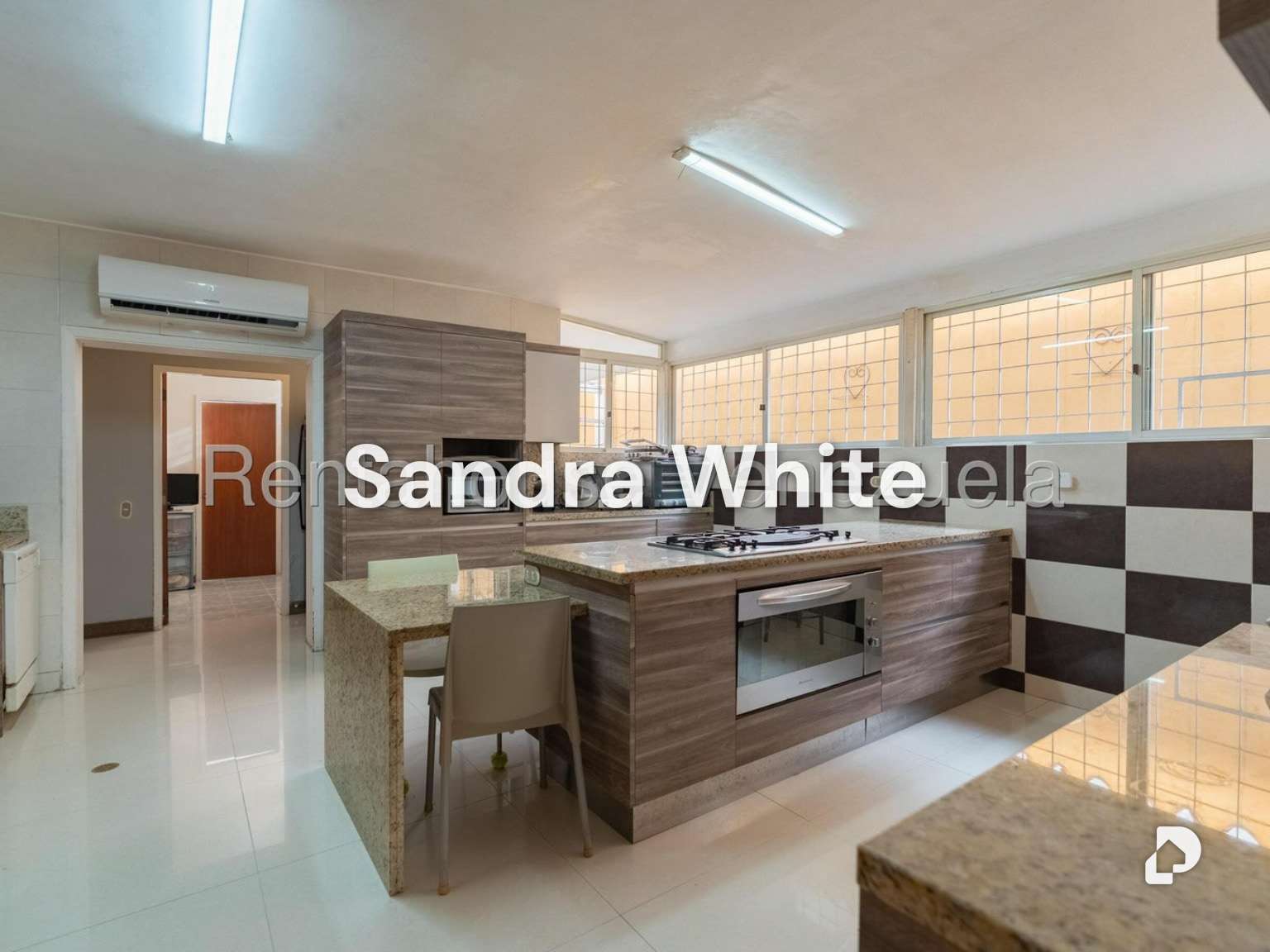 Casa en Prados del Este. 27-4428, Caracas – 24
