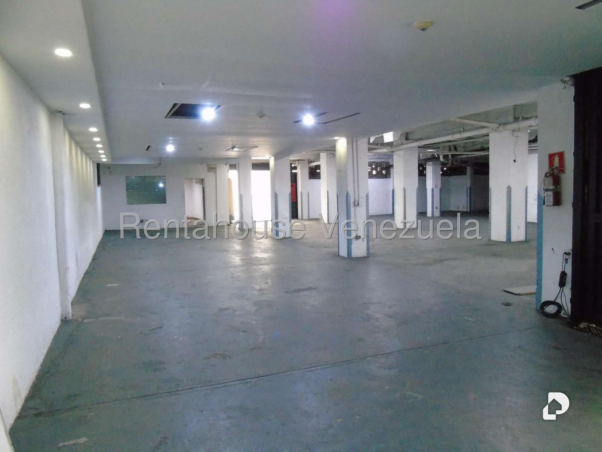 Local comercial en Los Palos Grandes, Caracas – 55