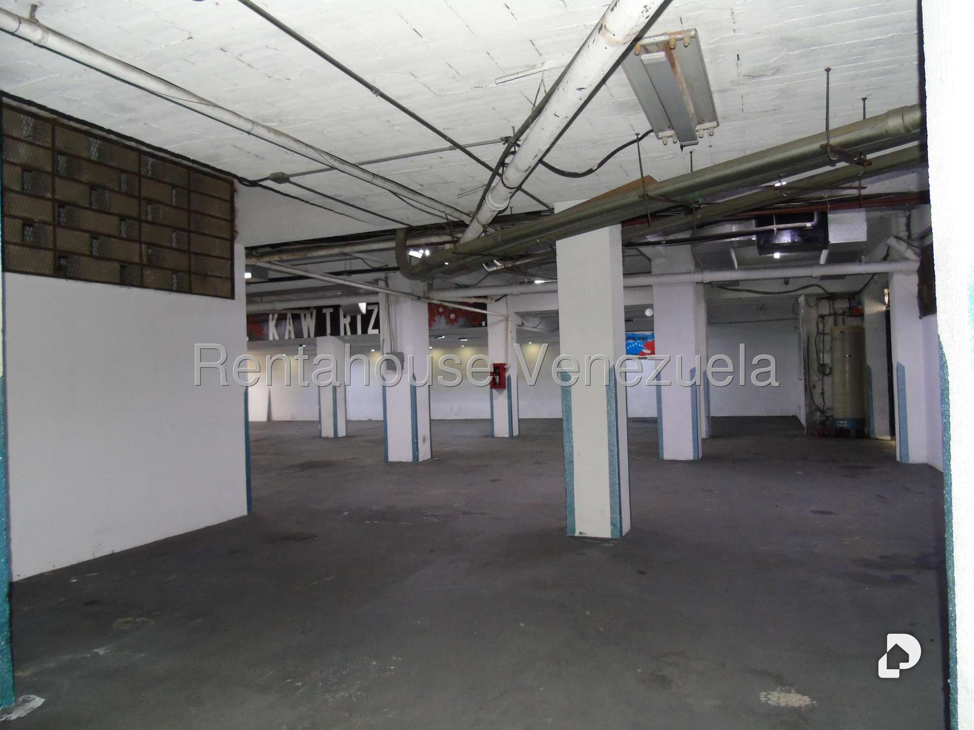 Local comercial en Los Palos Grandes, Caracas – 30