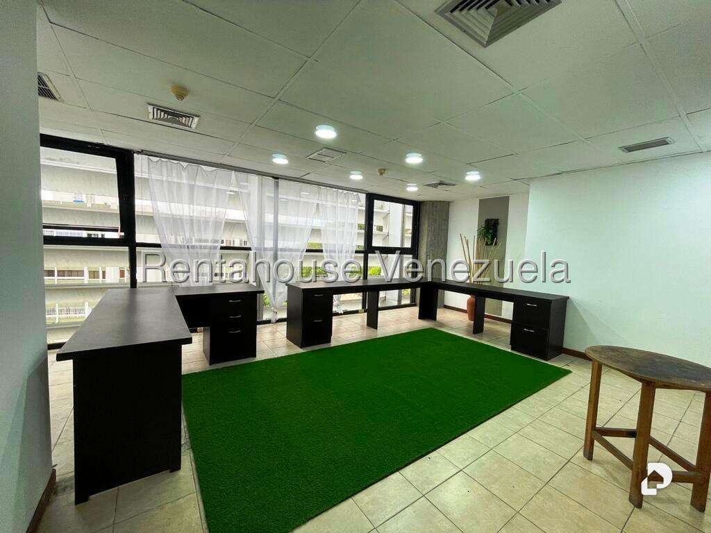 Local comercial en Los Samanes, Caracas – 24