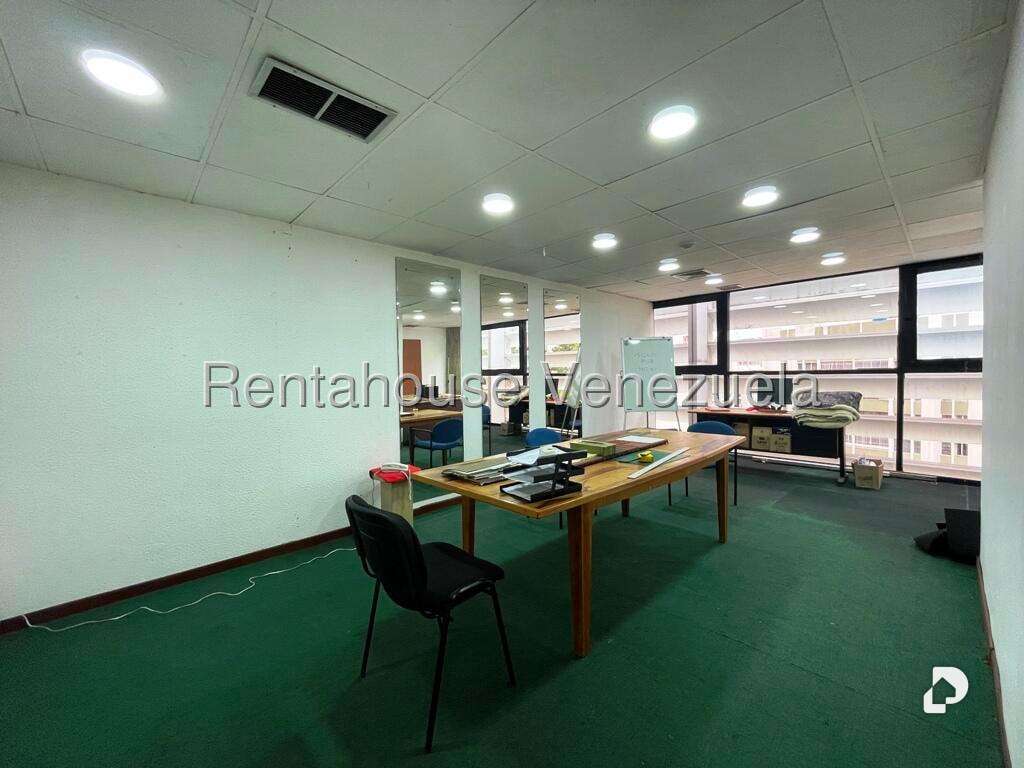 Local comercial en Los Samanes, Caracas – 30