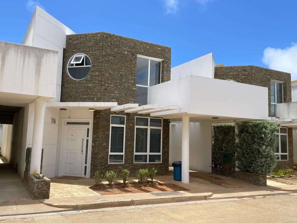 Townhouse in Los Robles, Porlamar - 1