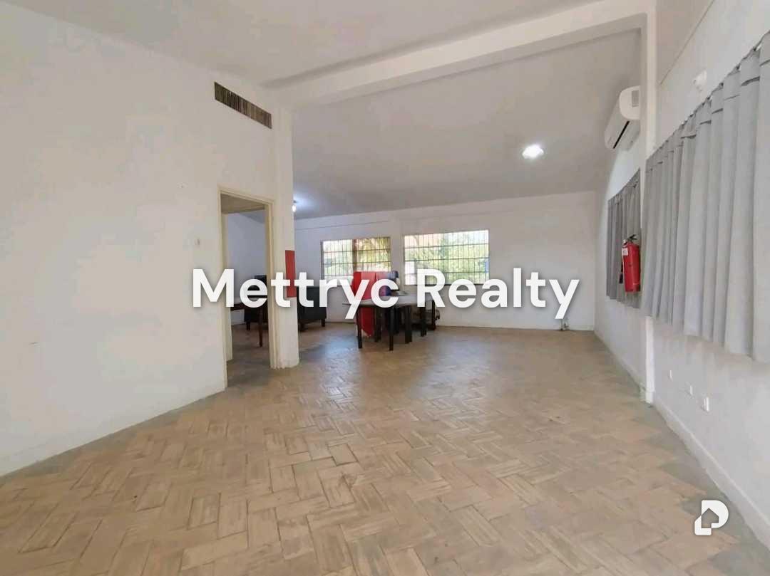 Local comercial en Complejo Los Jarales, Valencia – 4